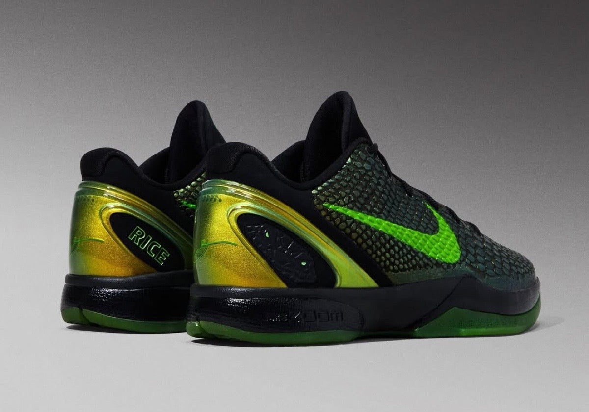 Image de la Nike Kobe 6 Supreme Rice, sneaker de basketball vert métallisé avec détails noirs et dorés, tige texturée en écaille de serpent, semelle Zoom Air et logo “R” au talon. Vue de 3/4 arrière.