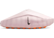Slide Nike Mind 001 Pearl Pink en mousse rose nacrée avec semelle ergonomique et design minimaliste contemporain.