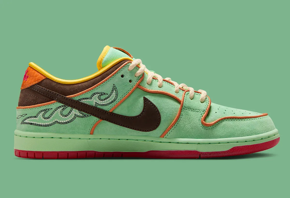 chaussure de ville Nike Dunk SB vert d'eau, marron, rouge, orange, swooch marron, vue de profil