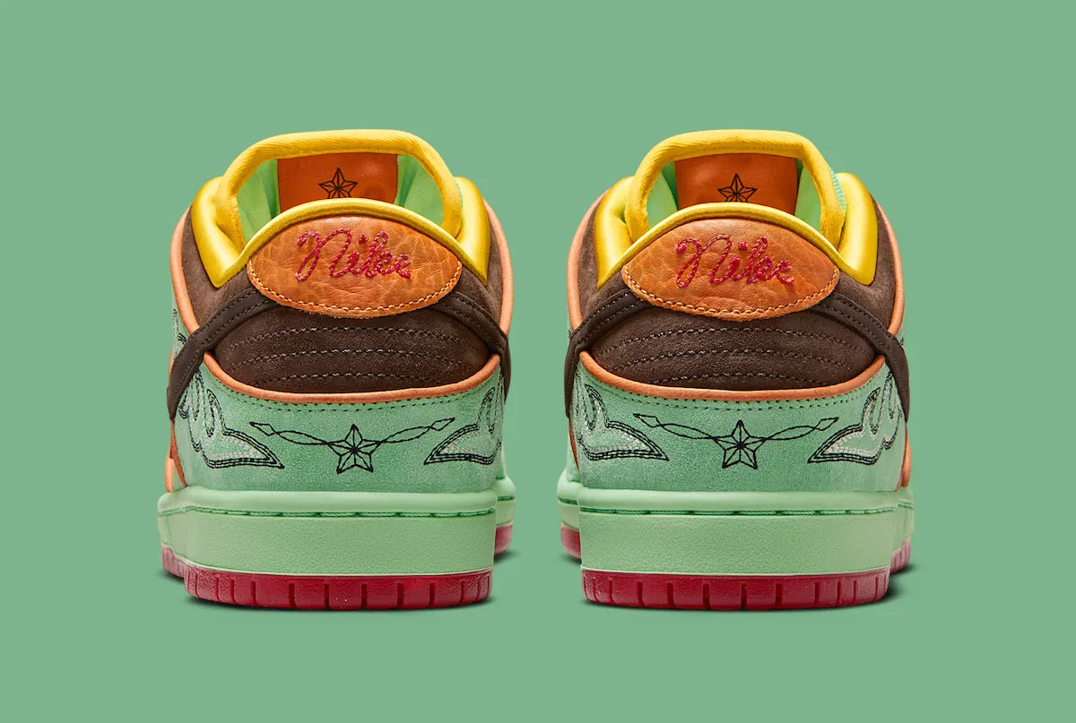 chaussure de ville Nike Dunk SB vert d'eau, marron, rouge, orange, swooch marron, vue de l'arrière