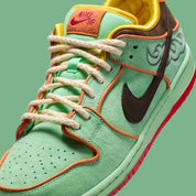 chaussure de ville Nike Dunk SB vert d'eau, marron, rouge, orange, swooch marron, vue de coté