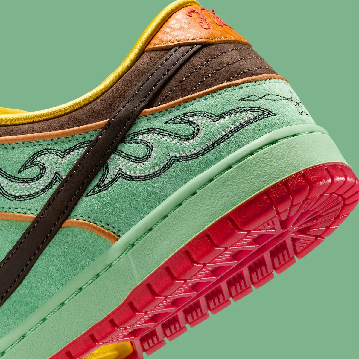 chaussure de ville Nike Dunk SB vert d'eau, marron, rouge, orange, swooch marron, vue de coté