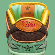chaussure de ville Nike Dunk SB vert d'eau, marron, rouge, orange, swooch marron, vue de l'arrière
