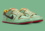 chaussure de ville Nike Dunk SB vert d'eau, marron, rouge, orange, swooch marron, vue de 3/4