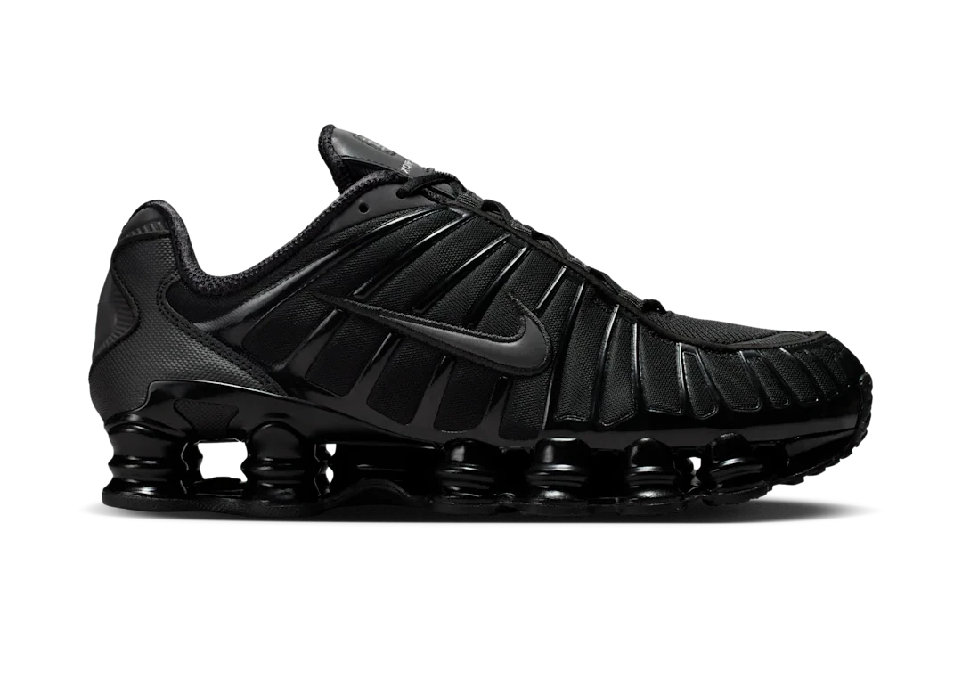 Nike Shox TL Black Metallic Silver noires avec détails Metallic Silver et amorti Nike Shox sur toute la longueur.