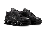 Nike Shox TL Black Metallic Silver noires avec détails Metallic Silver et amorti Nike Shox sur toute la longueur.