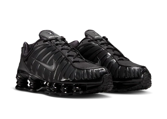 Nike Shox TL Black Metallic Silver noires avec détails Metallic Silver et amorti Nike Shox sur toute la longueur.
