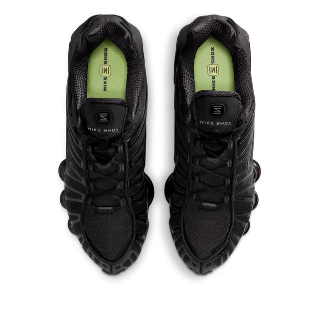 Nike Shox TL Black Metallic Silver noires avec détails Metallic Silver et amorti Nike Shox sur toute la longueur.