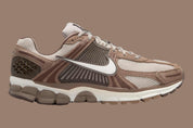 Nike Zoom Vomero 5 Mink Brown, sneaker running lifestyle avec tige en mesh marron, détails plastiques et cuir, et technologie Zoom Air pour un amorti performant. (vue de profil)