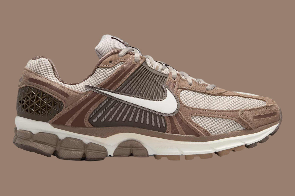 Nike Zoom Vomero 5 Mink Brown, sneaker running lifestyle avec tige en mesh marron, détails plastiques et cuir, et technologie Zoom Air pour un amorti performant. (vue de profil)