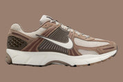 Nike Zoom Vomero 5 Mink Brown, sneaker running lifestyle avec tige en mesh marron, détails plastiques et cuir, et technologie Zoom Air pour un amorti performant. (vue de profil)