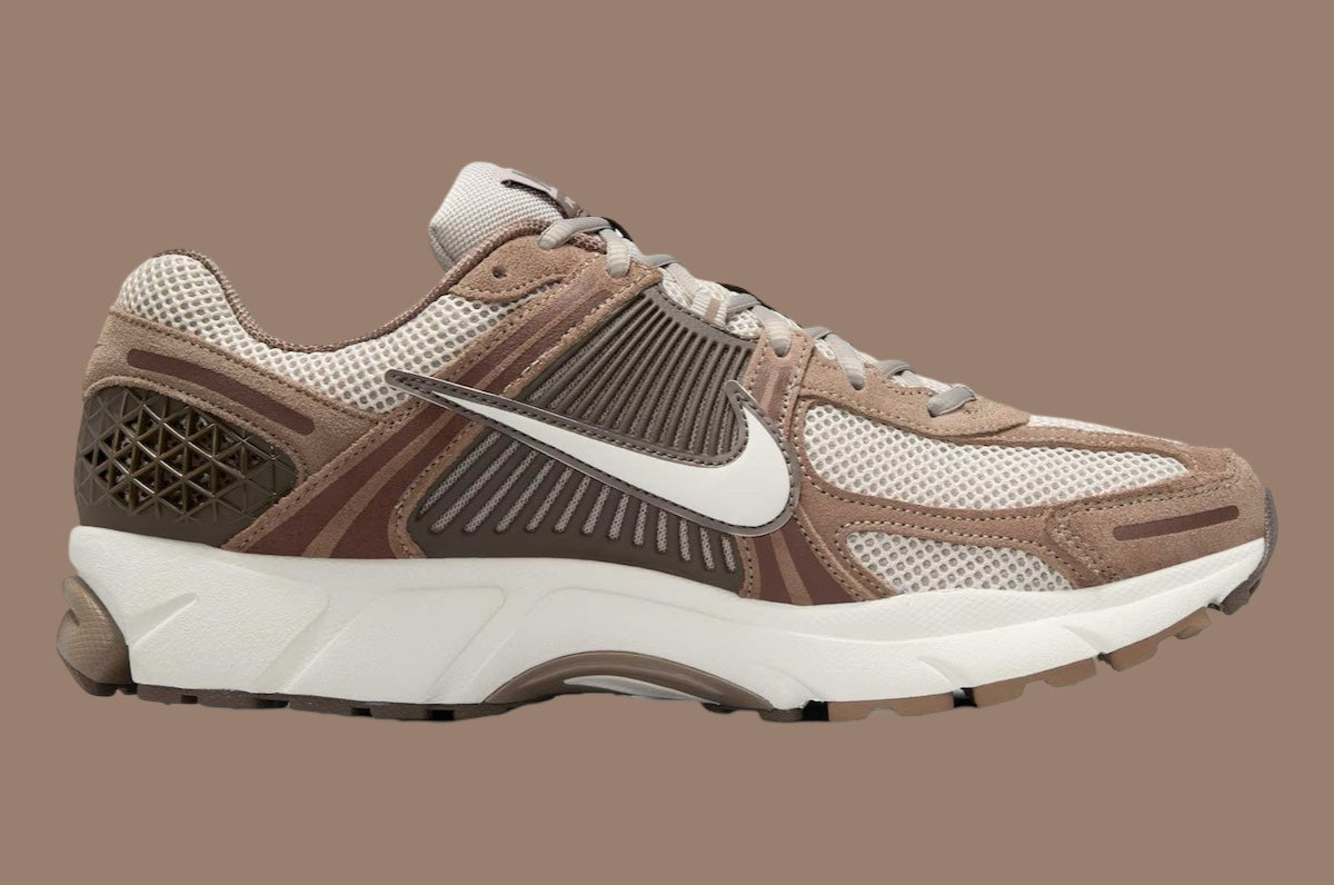 Nike Zoom Vomero 5 Mink Brown, sneaker running lifestyle avec tige en mesh marron, détails plastiques et cuir, et technologie Zoom Air pour un amorti performant. (vue de profil)