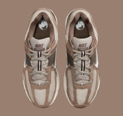 Nike Zoom Vomero 5 Mink Brown, sneaker running lifestyle avec tige en mesh marron, détails plastiques et cuir, et technologie Zoom Air pour un amorti performant. (vue de dessus)