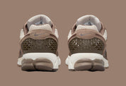 Nike Zoom Vomero 5 Mink Brown, sneaker running lifestyle avec tige en mesh marron, détails plastiques et cuir, et technologie Zoom Air pour un amorti performant. (vue de derrière)
