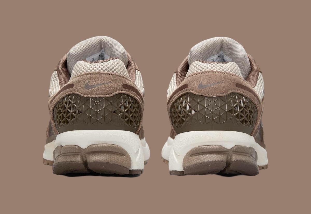 Nike Zoom Vomero 5 Mink Brown, sneaker running lifestyle avec tige en mesh marron, détails plastiques et cuir, et technologie Zoom Air pour un amorti performant. (vue de derrière)