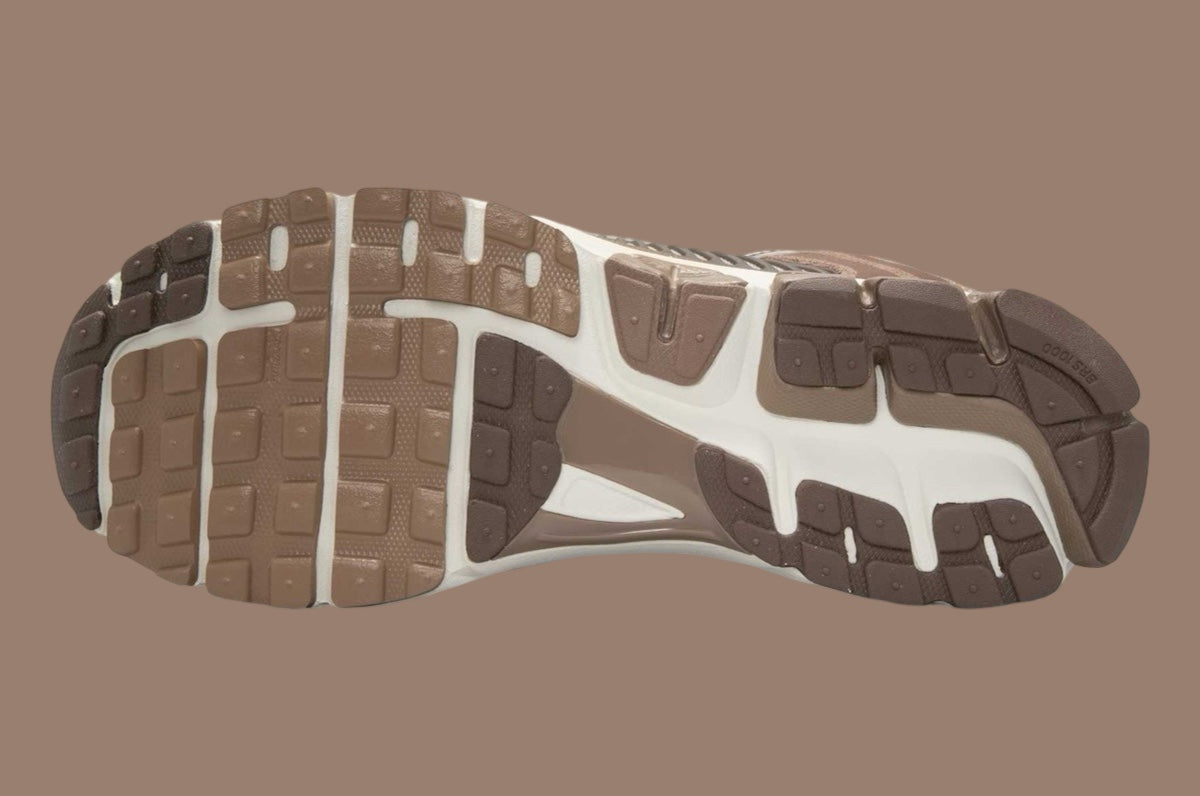 Nike Zoom Vomero 5 Mink Brown, sneaker running lifestyle avec tige en mesh marron, détails plastiques et cuir, et technologie Zoom Air pour un amorti performant. (vue de la semelle)