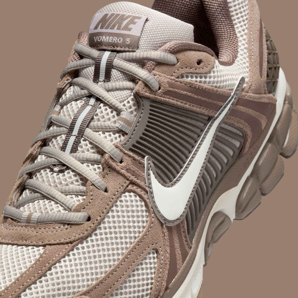 Nike Zoom Vomero 5 Mink Brown, sneaker running lifestyle avec tige en mesh marron, détails plastiques et cuir, et technologie Zoom Air pour un amorti performant. (zoom avant)