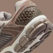 Nike Zoom Vomero 5 Mink Brown, sneaker running lifestyle avec tige en mesh marron, détails plastiques et cuir, et technologie Zoom Air pour un amorti performant. (zoom arrière de la chaussure)