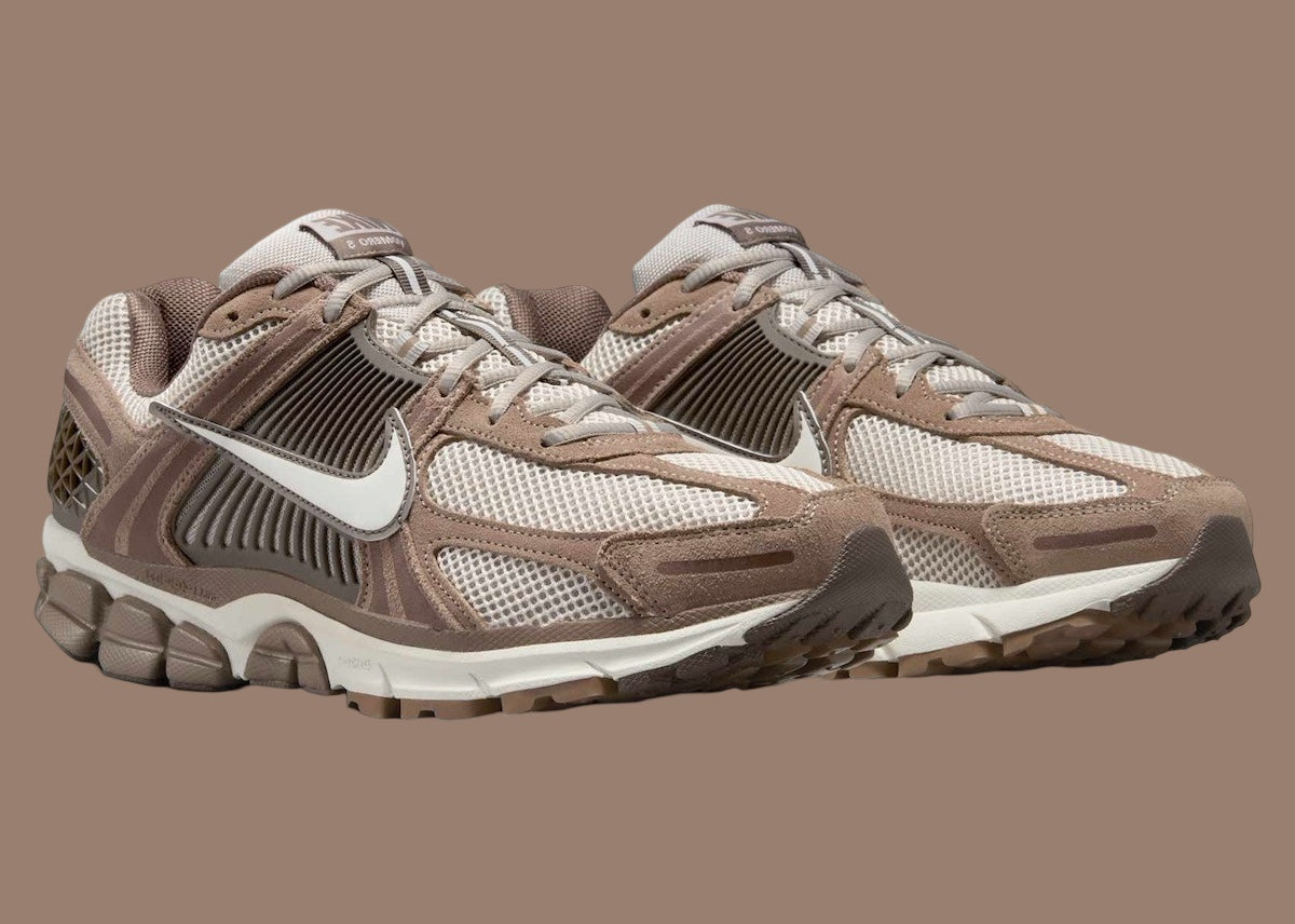 Nike Zoom Vomero 5 Mink Brown, sneaker running lifestyle avec tige en mesh marron, détails plastiques et cuir, et technologie Zoom Air pour un amorti performant. (vue de 3/4)