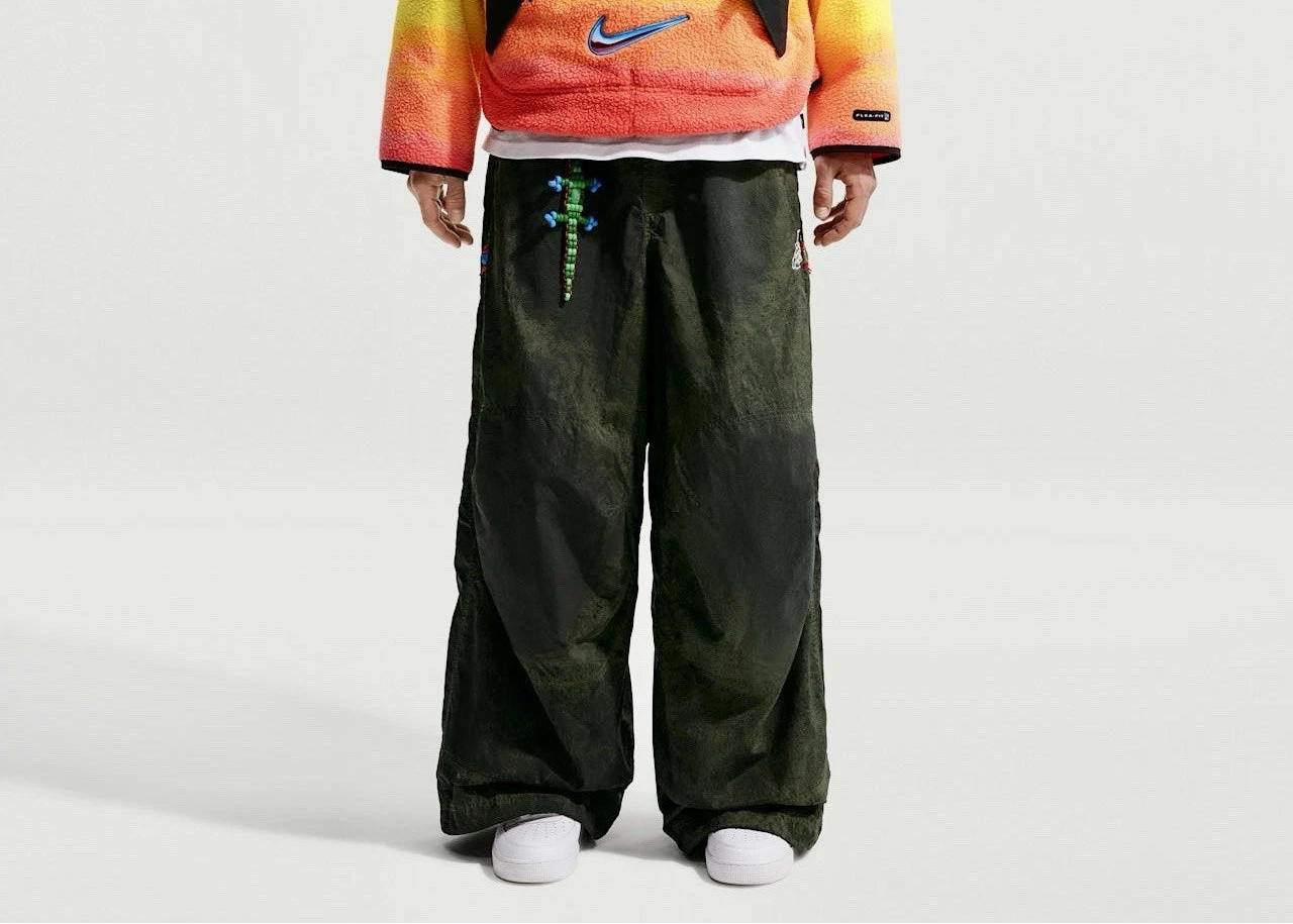 Nike ACG x CPFM Pant Multicolor, pantalon streetwear ample multicolore avec imprimé effet taches d’huile et détails techniques ACG.