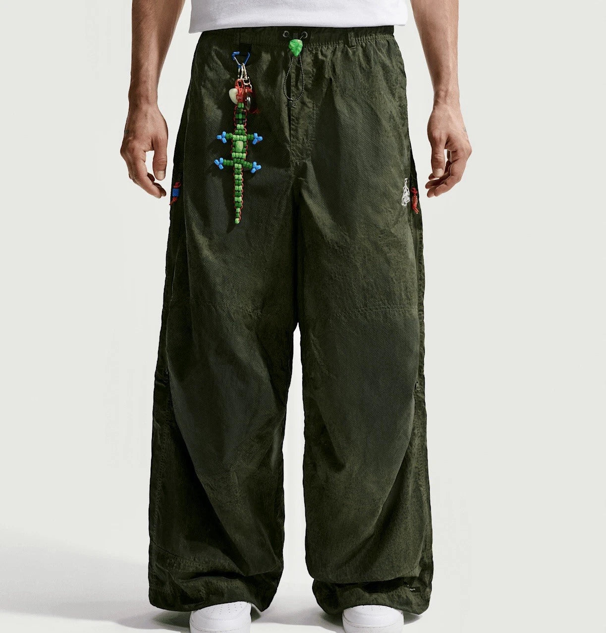 Nike ACG x CPFM Pant Multicolor, pantalon streetwear ample multicolore avec imprimé effet taches d’huile et détails techniques ACG.