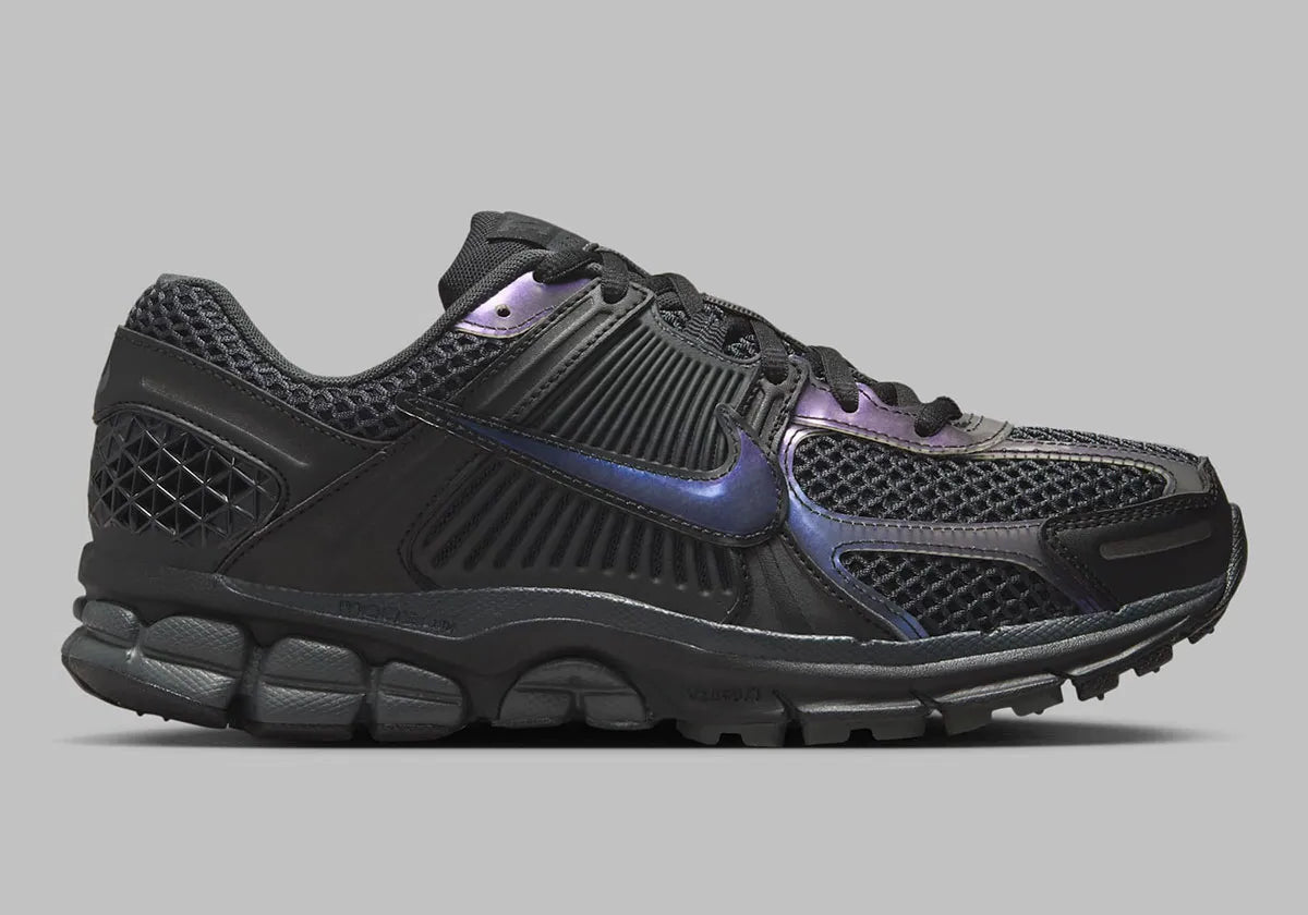 chaussure de running Nike Adds An Iridescent Finish To The Vomero 5 , noir anthracite , semelle légère et confortable , vue de profil
