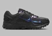 chaussure de running Nike Adds An Iridescent Finish To The Vomero 5 , noir anthracite , semelle légère et confortable , vue de profil
