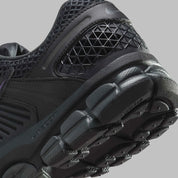 chaussure de running Nike Adds An Iridescent Finish To The Vomero 5 , noir anthracite , semelle légère et confortable , vue de coté