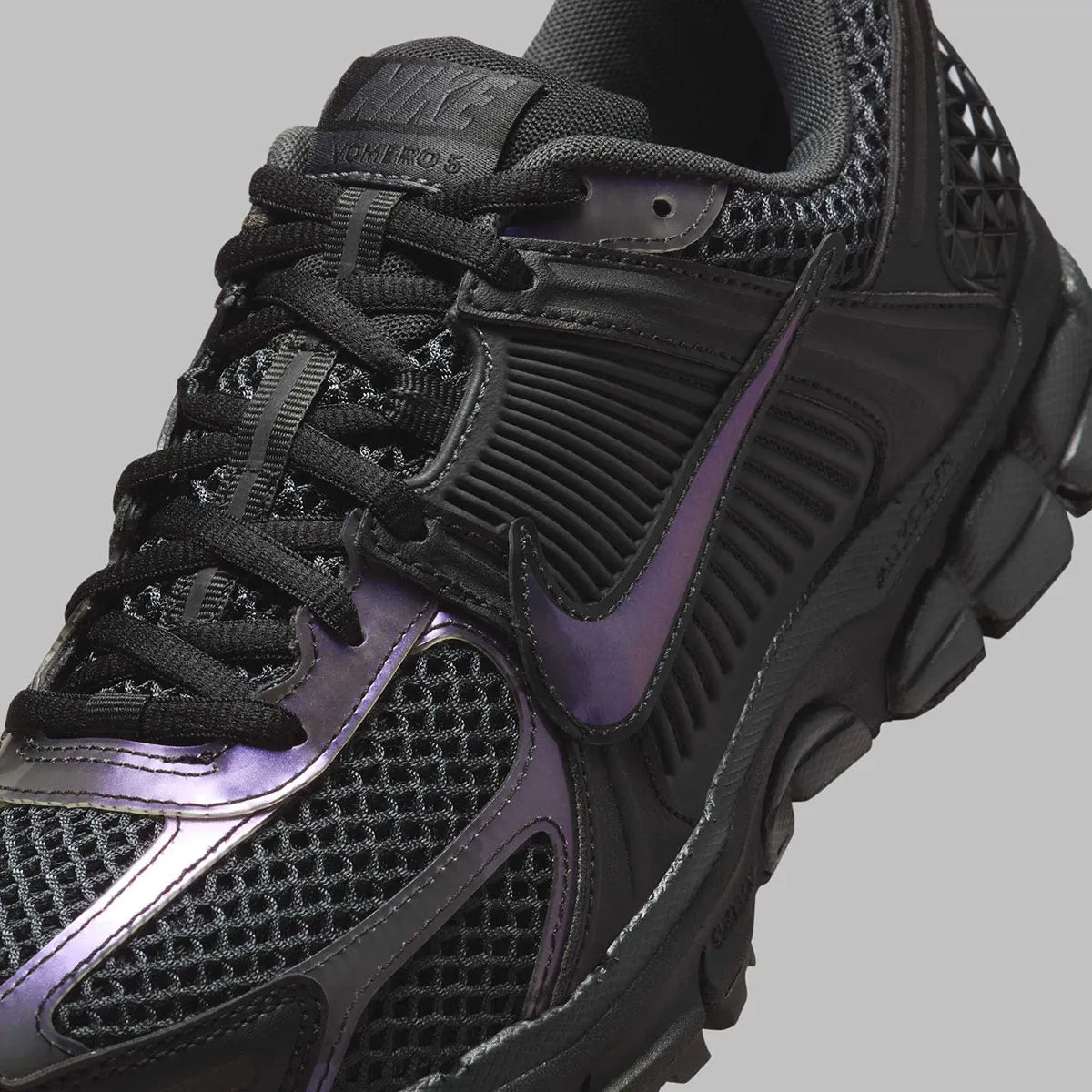 chaussure de running Nike Adds An Iridescent Finish To The Vomero 5 , noir anthracite , semelle légère et confortable , vue de coté