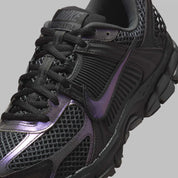 chaussure de running Nike Adds An Iridescent Finish To The Vomero 5 , noir anthracite , semelle légère et confortable , vue de coté