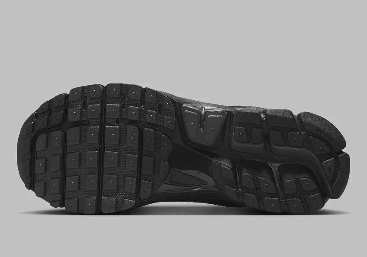 chaussure de running Nike Adds An Iridescent Finish To The Vomero 5 , noir anthracite , semelle légère et confortable , vue du dessous