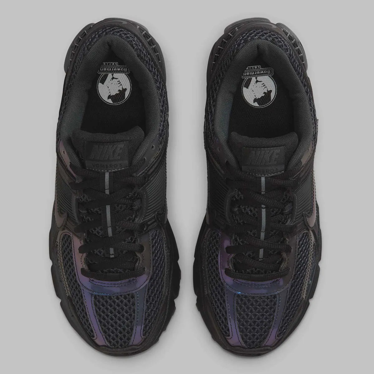 chaussure de running Nike Adds An Iridescent Finish To The Vomero 5 , noir anthracite , semelle légère et confortable , vue de haut