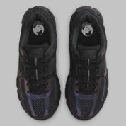 chaussure de running Nike Adds An Iridescent Finish To The Vomero 5 , noir anthracite , semelle légère et confortable , vue de haut