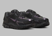 chaussure de running Nike Adds An Iridescent Finish To The Vomero 5 , noir anthracite , semelle légère et confortable , vue de coté