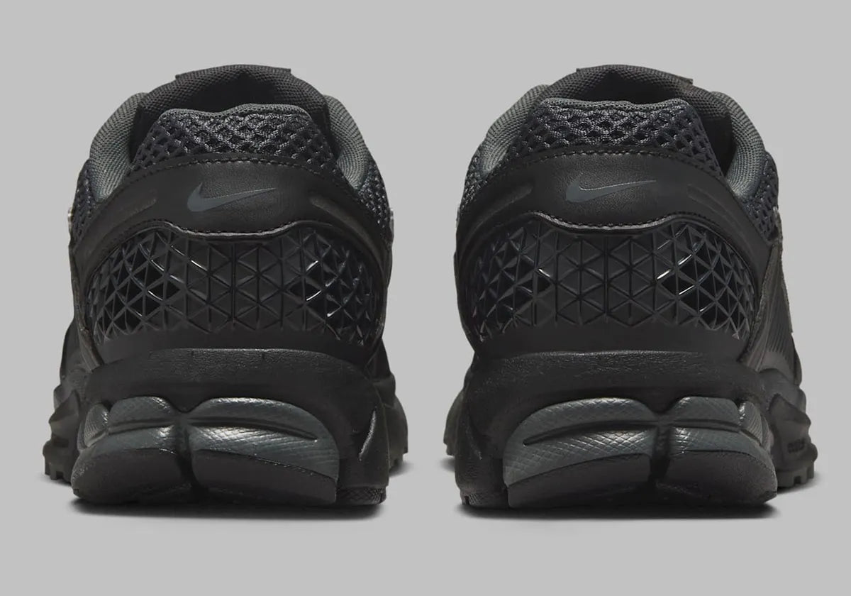 chaussure de running Nike Adds An Iridescent Finish To The Vomero 5 , noir anthracite , semelle légère et confortable , vue de l'arrière