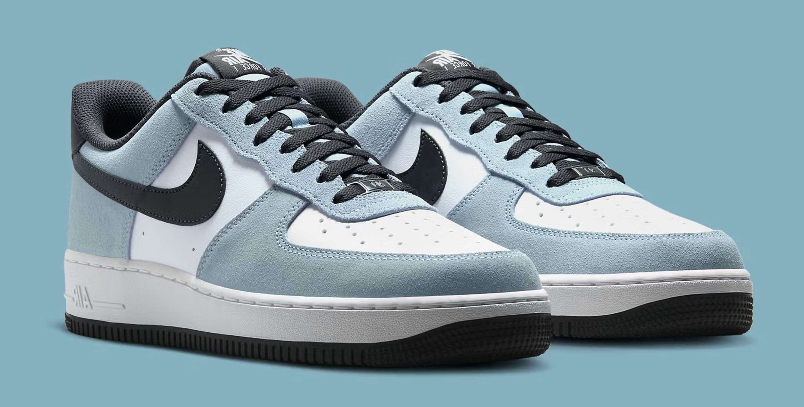 Nike Air Force 1 Low '07 LV8 Light Armory Blue White, sneaker Nike Air Force 1 basse bleu clair et blanche avec Swoosh latéral et semelle Air.