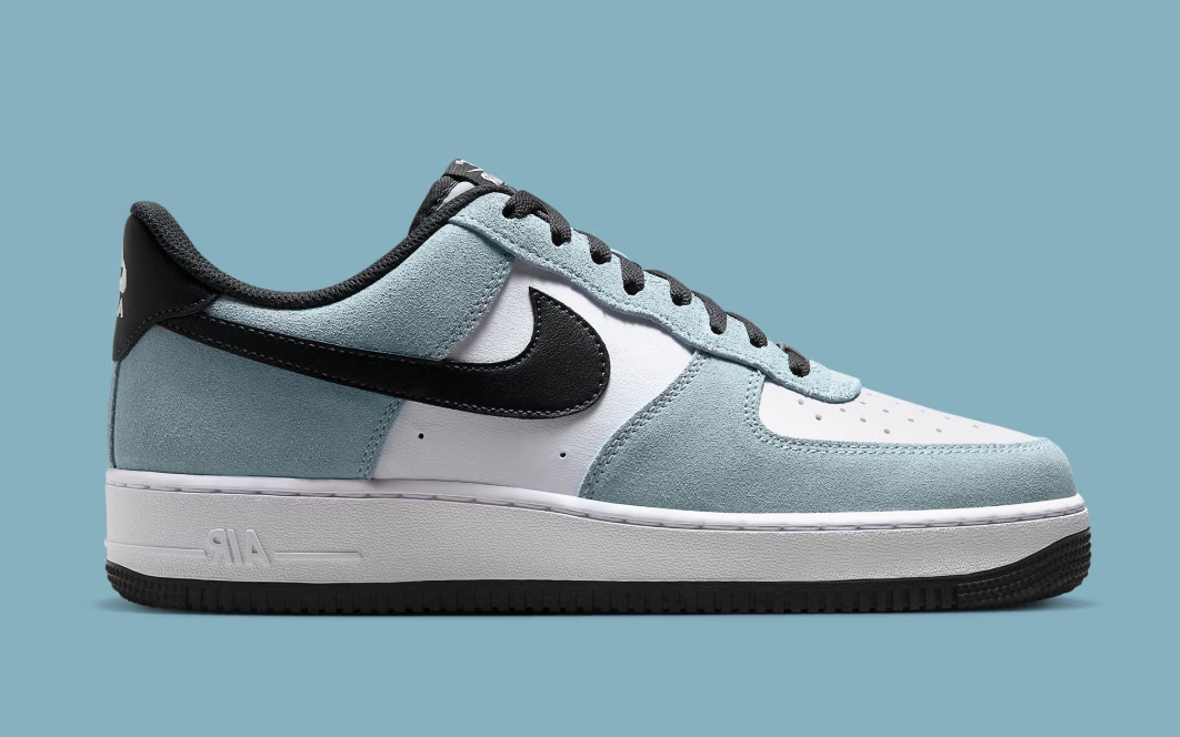 Nike Air Force 1 Low '07 LV8 Light Armory Blue White, sneaker Nike Air Force 1 basse bleu clair et blanche avec Swoosh latéral et semelle Air.