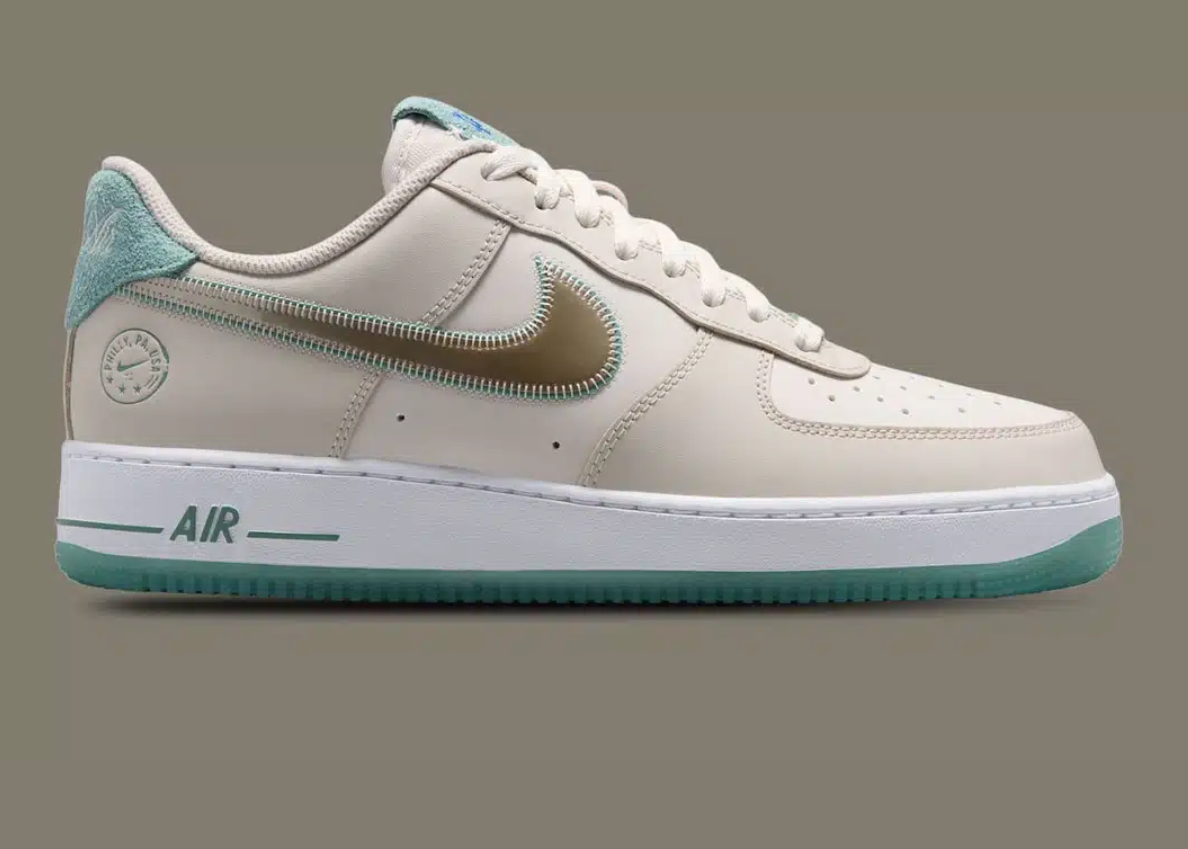 Nike Air Force 1 Low '07 Philadelphia avec tige en cuir premium, détails inspirés de Philadelphie, unité Nike Air encapsulée et semelle extérieure en caoutchouc à point de pivot.