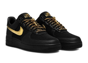 Nike Air Force 1 Low Victor Solomon Trophies avec tige en cuir premium, détails inspirés des trophées sportifs, unité Nike Air encapsulée et semelle extérieure en caoutchouc vue de 3/4 face. 
