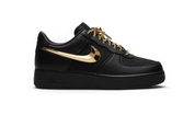 Nike Air Force 1 Low Victor Solomon Trophies avec tige en cuir premium, détails inspirés des trophées sportifs, unité Nike Air encapsulée et semelle extérieure en caoutchouc vue de 3/4 face. 