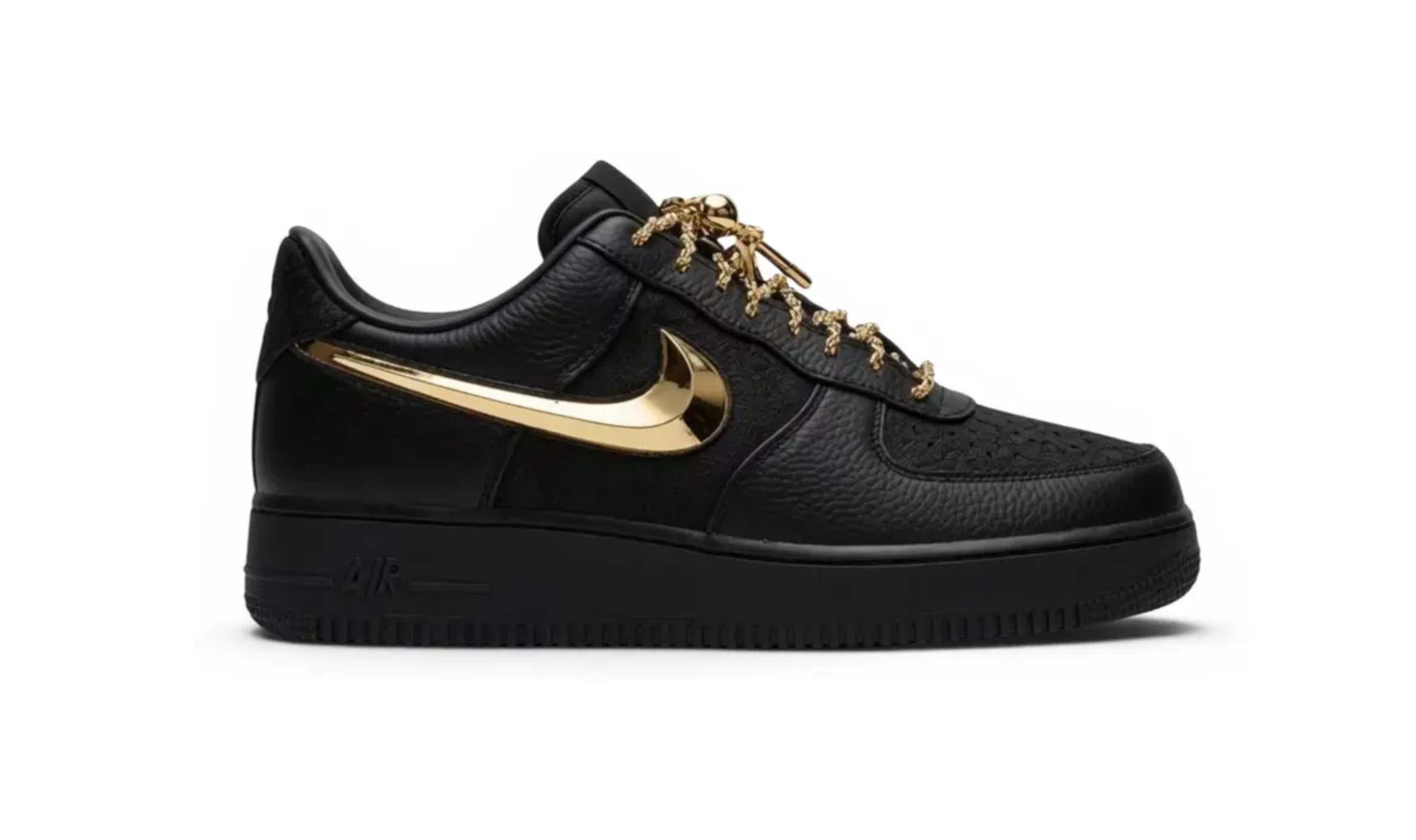 Nike Air Force 1 Low Victor Solomon Trophies avec tige en cuir premium, détails inspirés des trophées sportifs, unité Nike Air encapsulée et semelle extérieure en caoutchouc vue de 3/4 face. 