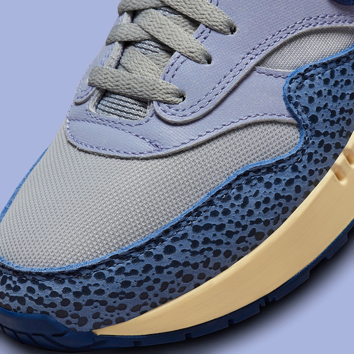 Nike Air Max 1 ’86 OG Big Bubble Lost Sketch, sneaker blanche et grise avec détails esquissés, mudguard rouge et bulle d’air surdimensionnée. (zoom avant de la chaussure)