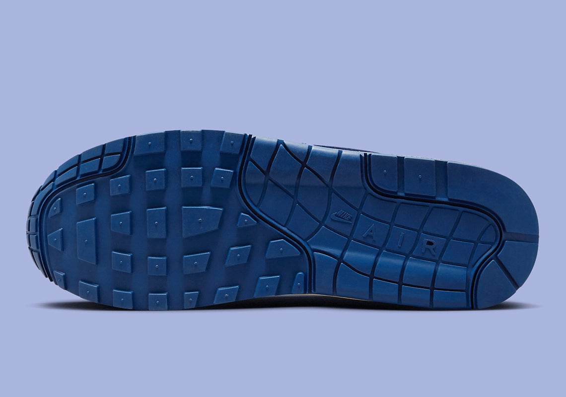 Nike Air Max 1 ’86 OG Big Bubble Lost Sketch, sneaker blanche et grise avec détails esquissés, mudguard rouge et bulle d’air surdimensionnée. (vue semelle)