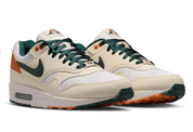 Nike Air Max 1 Baltimore Orioles City Connect 2026 avec tige en mesh respirant, empiècements en cuir et daim, unité Air Max visible et détails inspirés des Baltimore Orioles.