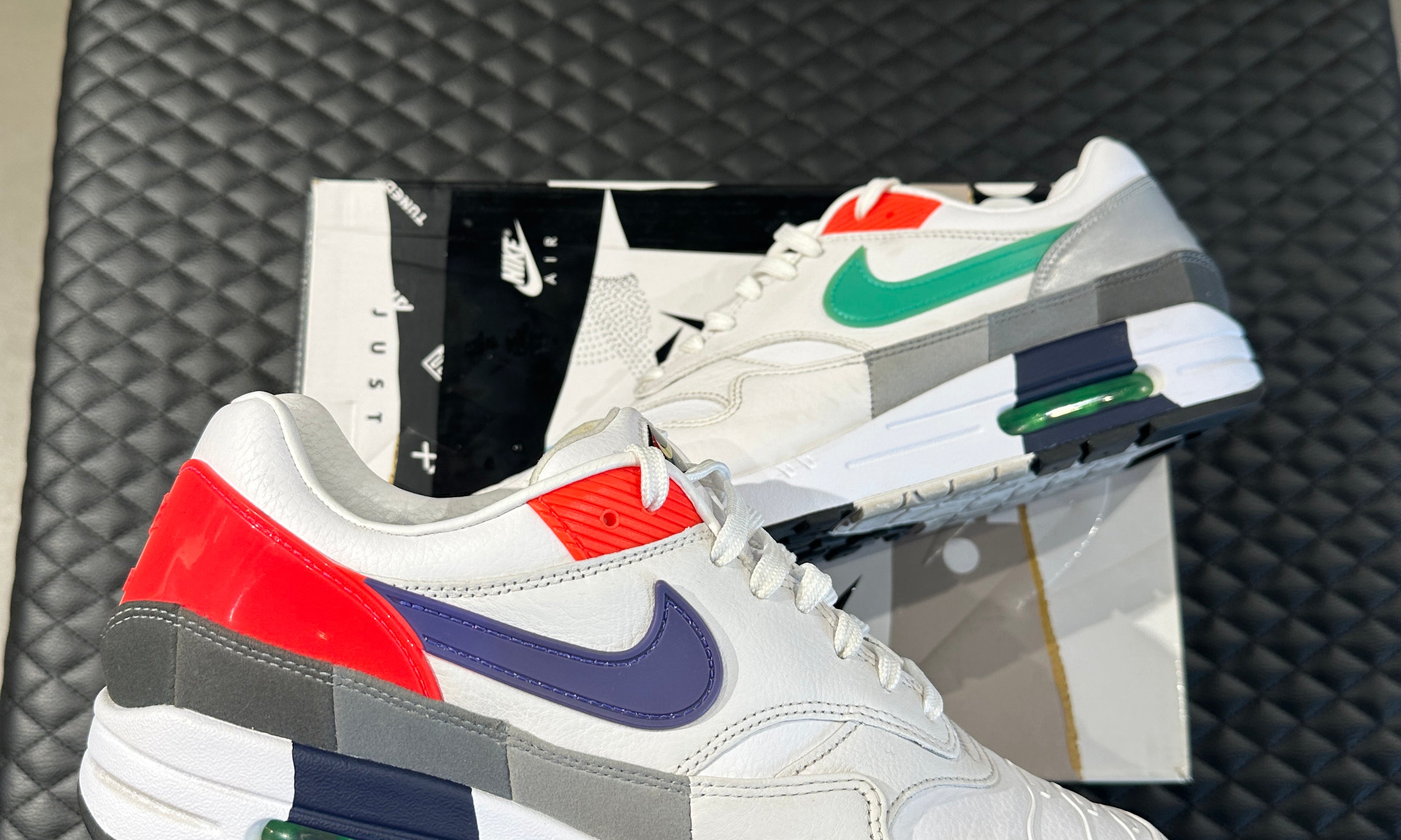 Nike Air Max 1 Evolution of Icons d’occasion, mélange de cuir, suede et mesh, coloris multiples inspirés des Air Max historiques, sneaker en bon état général.