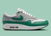  Chaussure de ville Nike Air Max 1 Evergreen Aura , vert , gris , blanc , semelle confortable , vue de profil