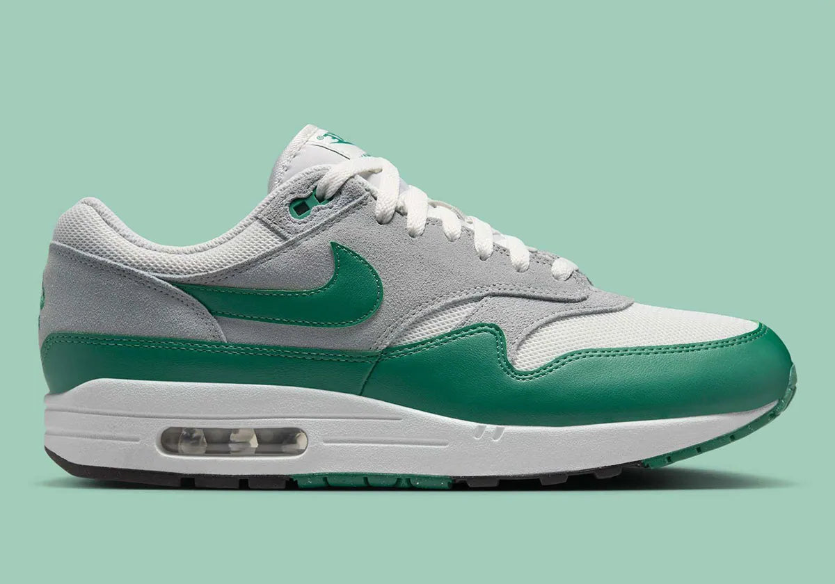  Chaussure de ville Nike Air Max 1 Evergreen Aura , vert , gris , blanc , semelle confortable , vue de profil