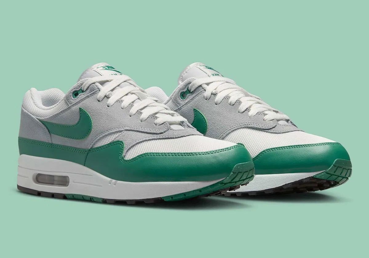  Chaussure de ville Nike Air Max 1 Evergreen Aura , vert , gris , blanc , semelle confortable , vue de coté