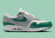  Chaussure de ville Nike Air Max 1 Evergreen Aura , vert , gris , blanc , semelle confortable , vue de profil