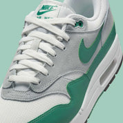  Chaussure de ville Nike Air Max 1 Evergreen Aura , vert , gris , blanc , semelle confortable , vue de coté